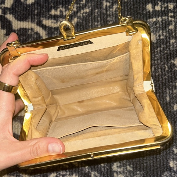 Vintage thrifted white leather purse - Picture 3 of 3